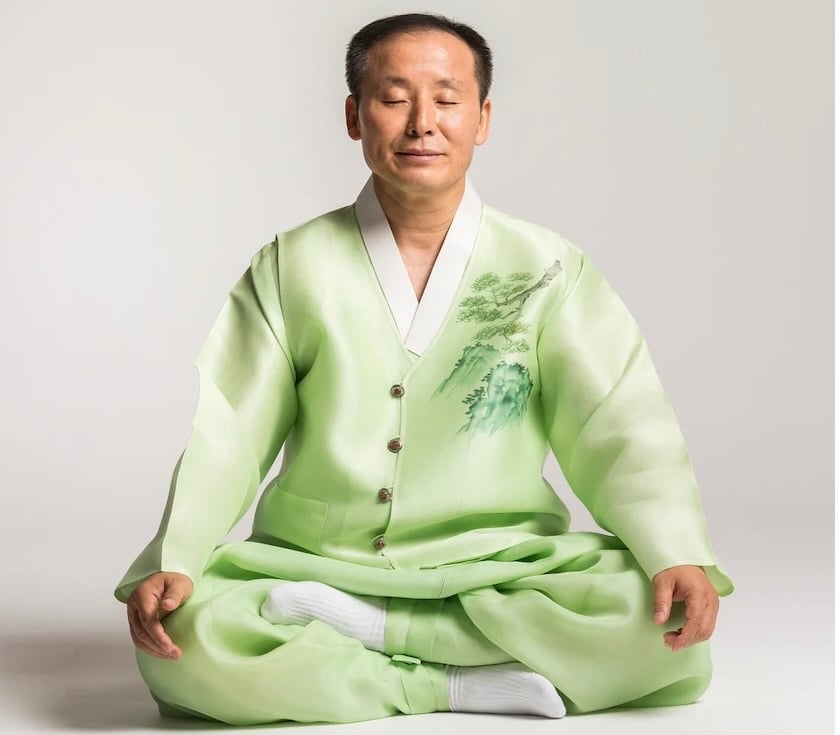 Master Oh Meditating